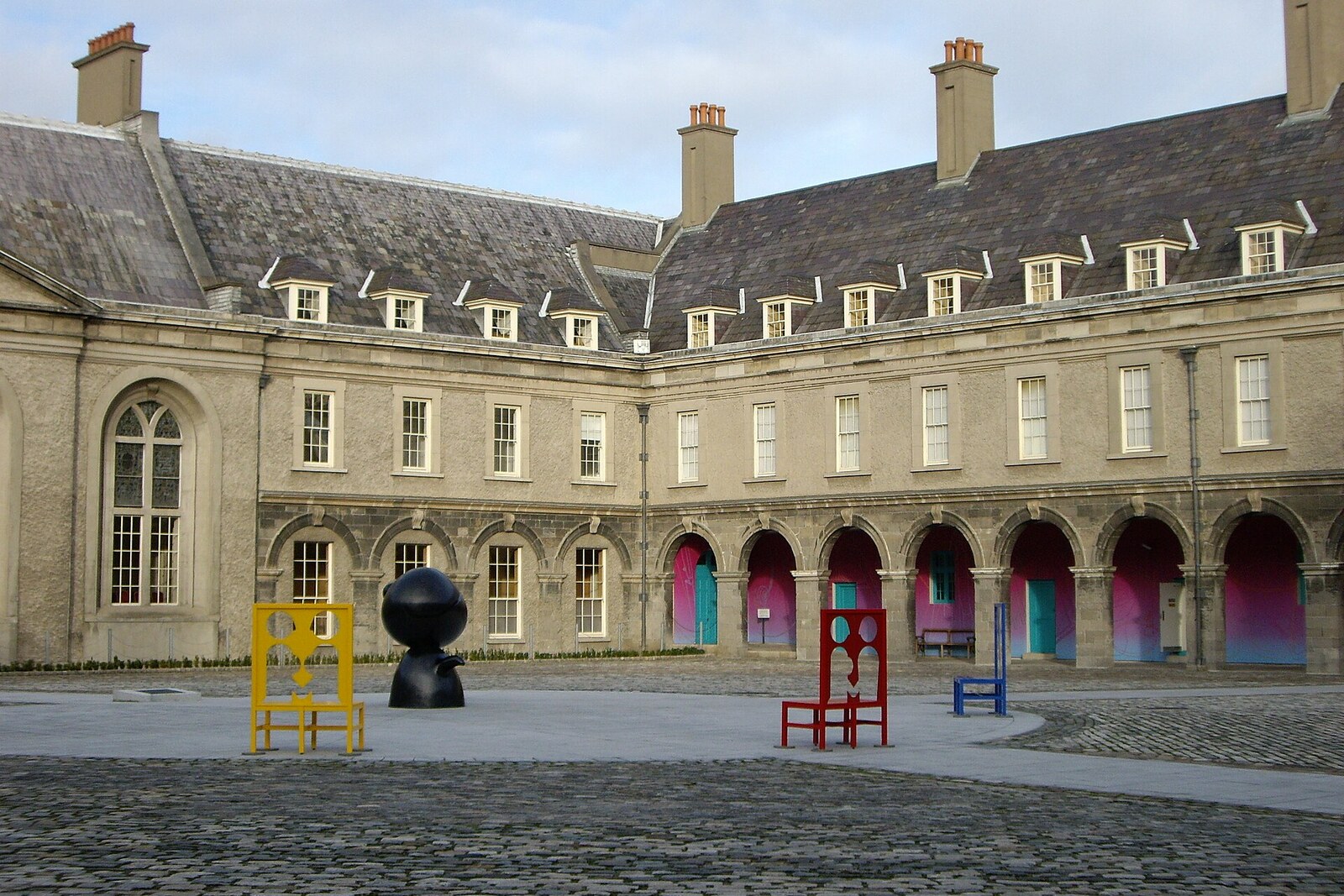 The inner courtyard and limestone arcades of Royal Hospital Kilmainham / IMMA.