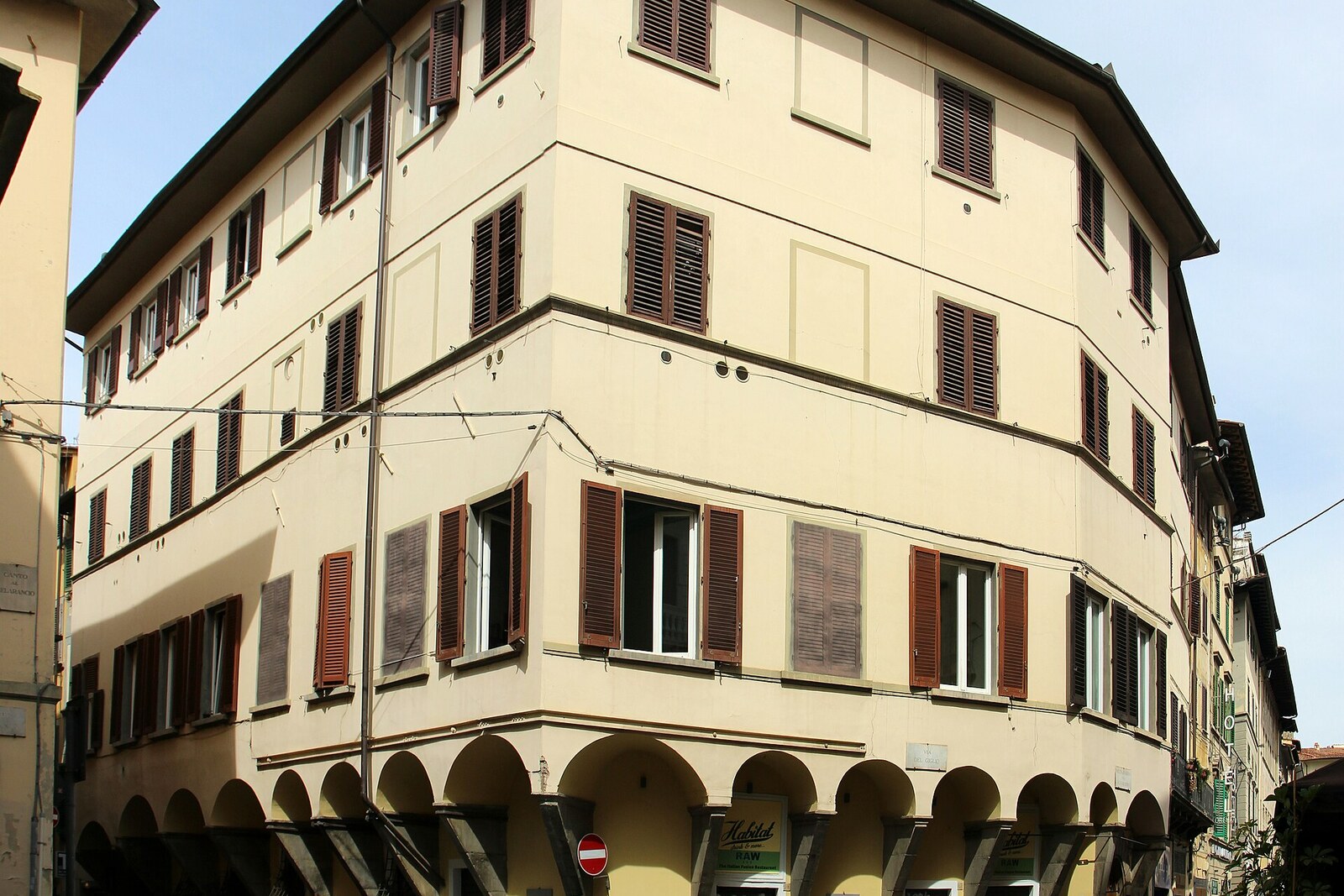 A small square in San Lorenzo, with a column and brick buildings around it.
