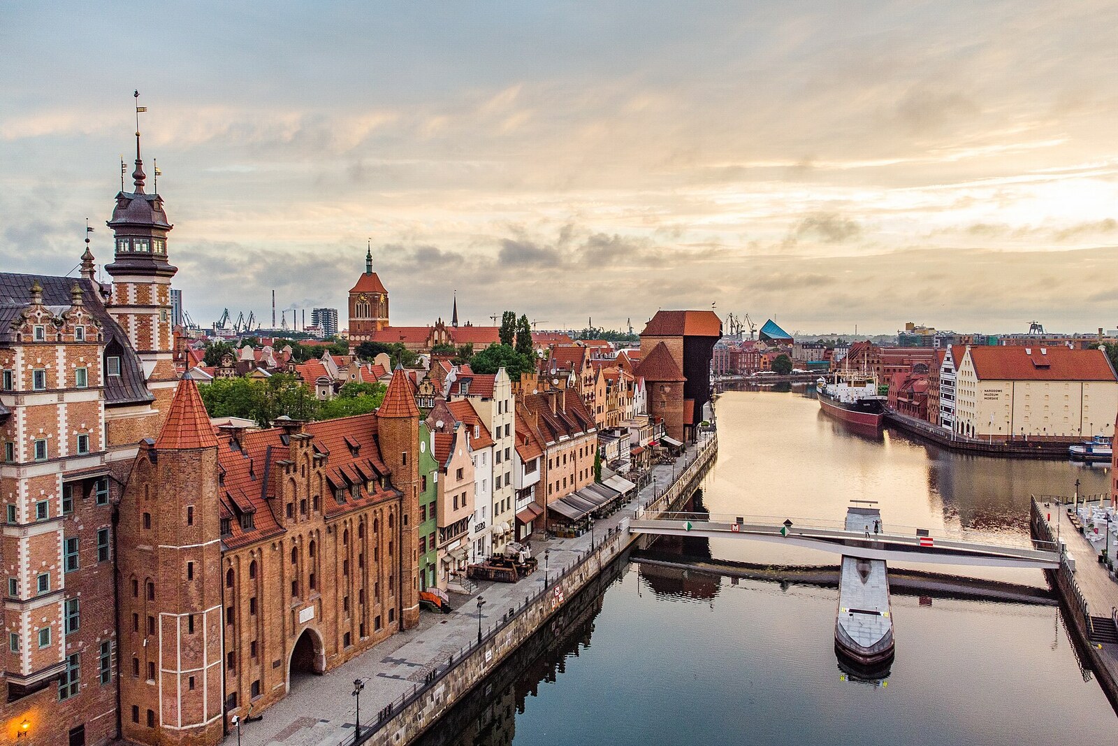 The Crane between brick towers over the Motława, with old Gdańsk in the background.