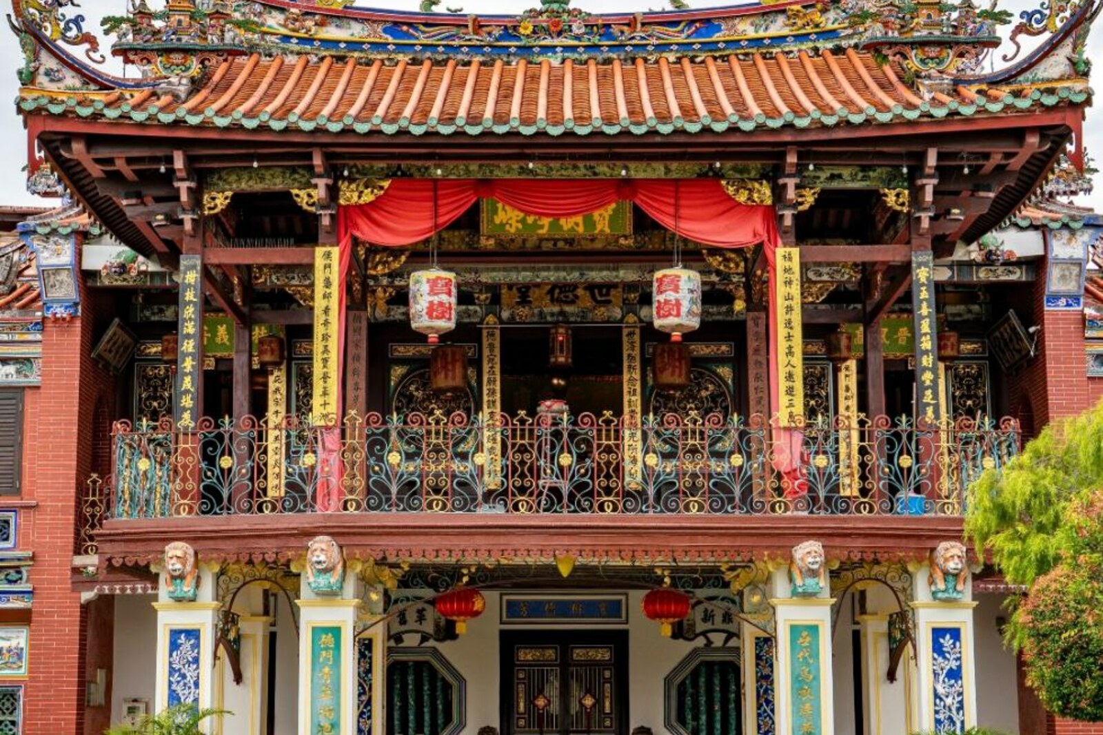 Exterior of Cheah Kongsi clan house with traditional architectural details.