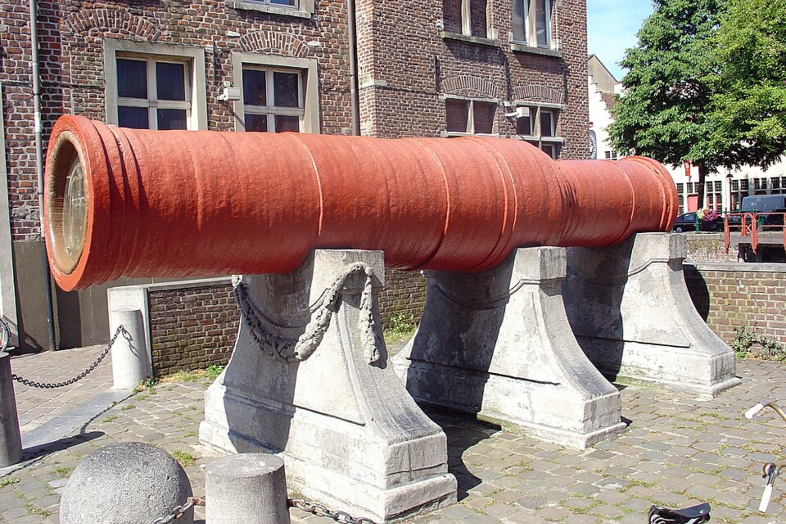 The large cast-iron Dulle Griet cannon on a small square
