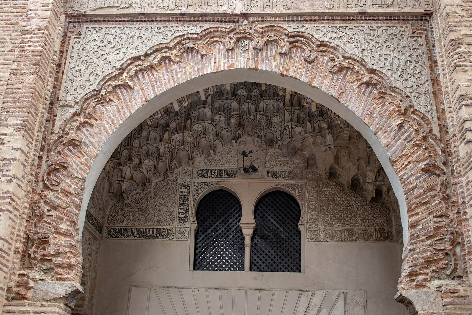 Porte à arc outrepassé et sculptures arabes sur la façade du Corral del Carbón à Grenade