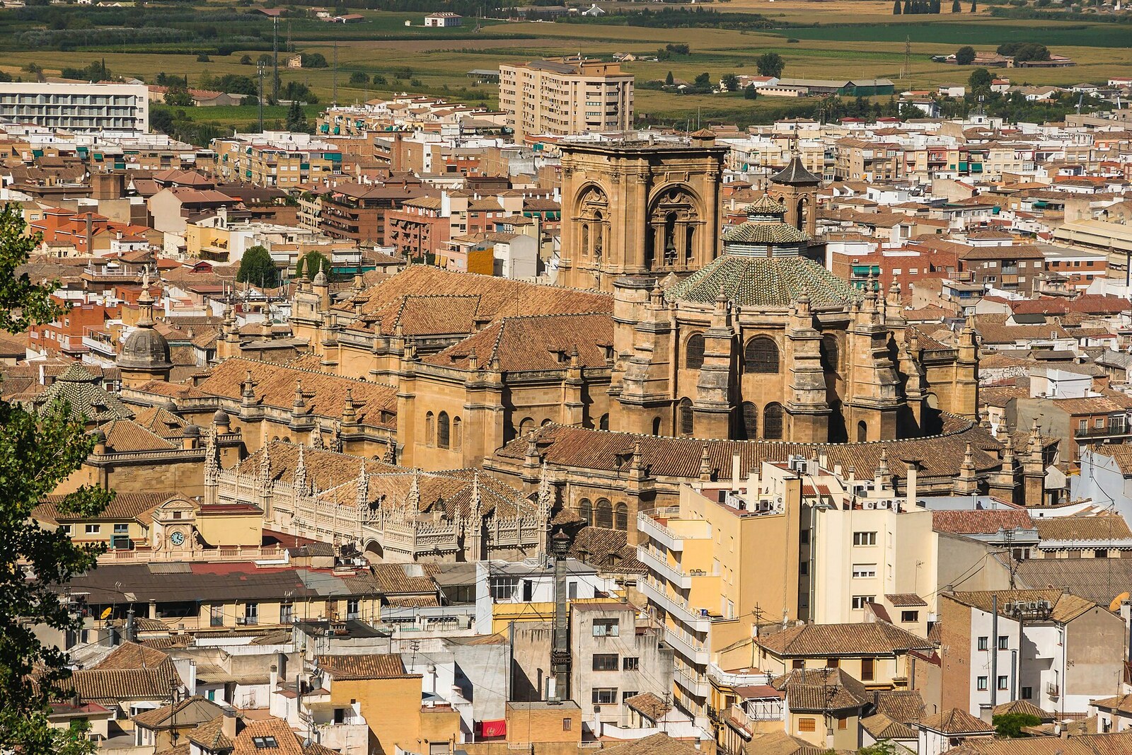 La Cathédrale de Grenade et la Chapelle royale de Grenade, vues depuis la colline de l’Alhambra