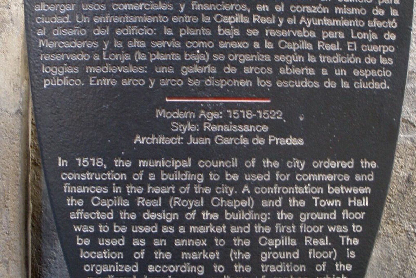 Fachada de piedra de la Lonja de Mercaderes con arcos y columnas en Granada
