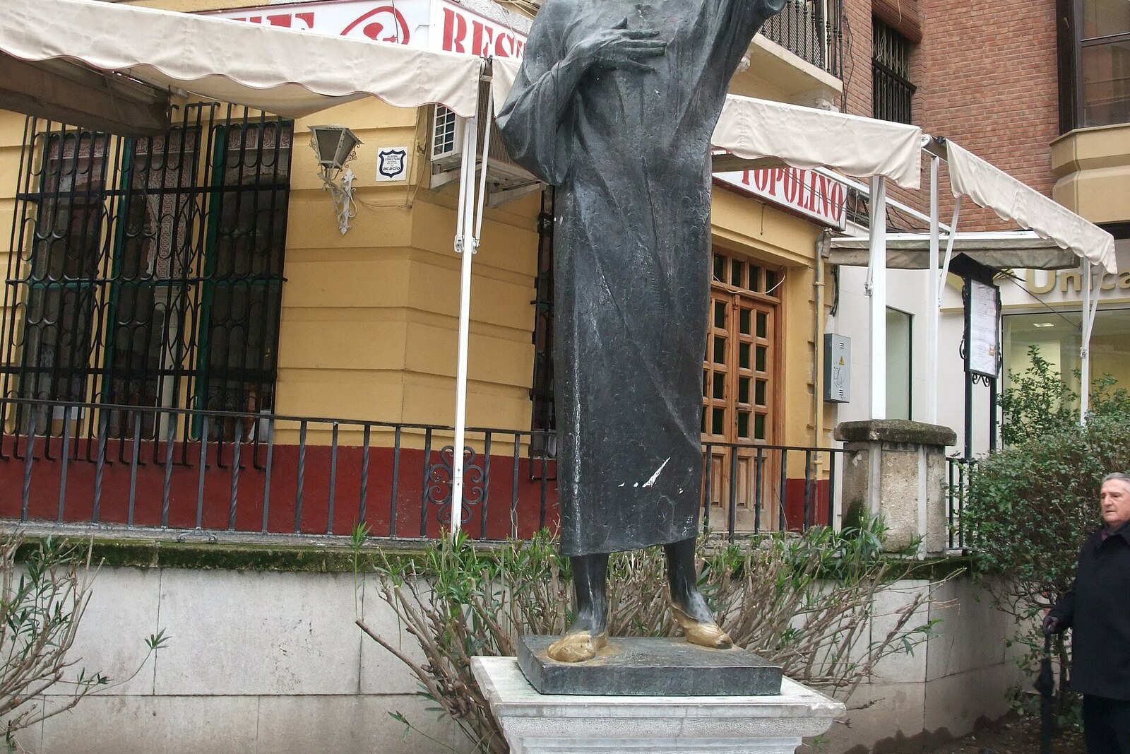 Statue of Yehuda ibn Tibbon on Calle Pavaneras in Granada.