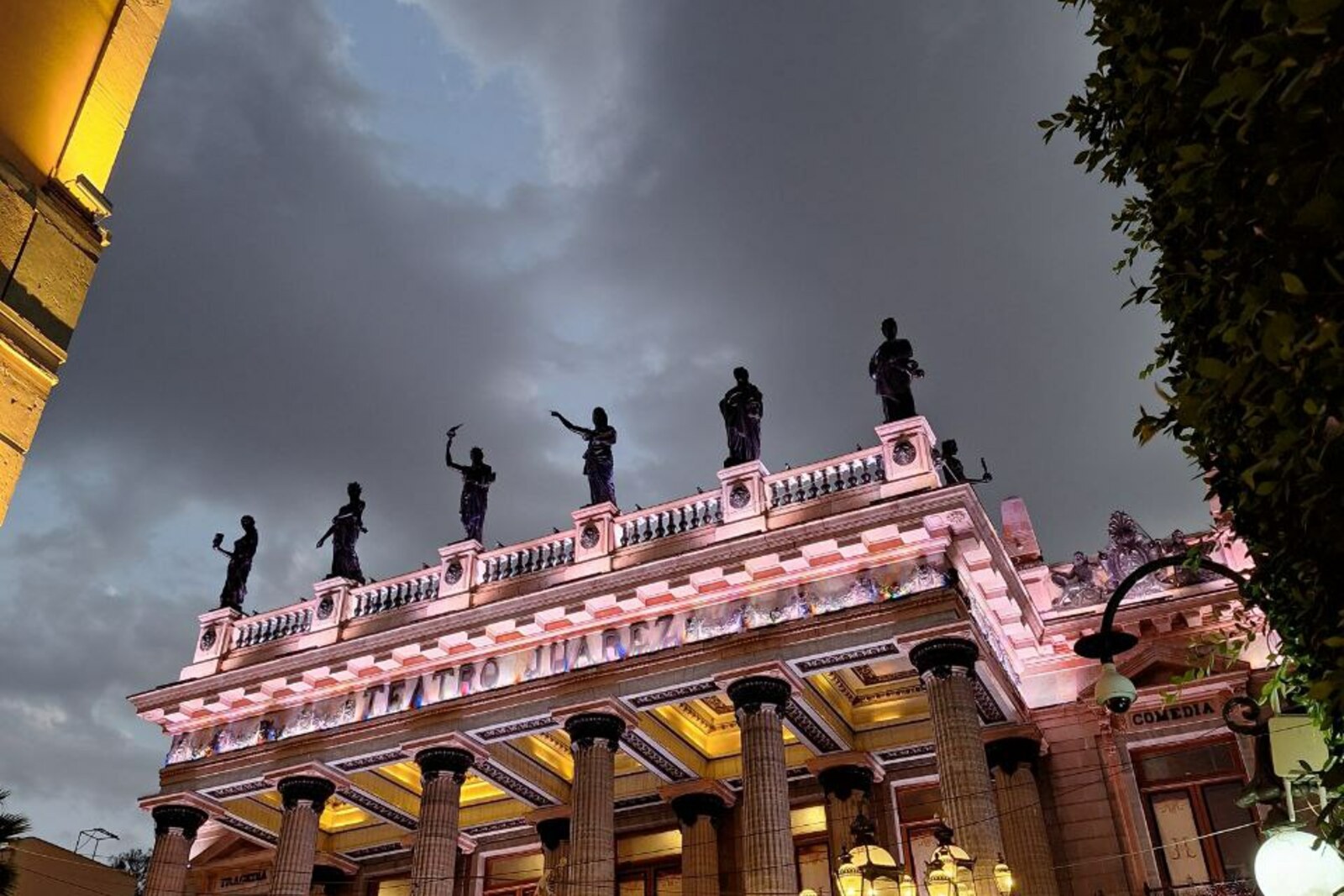 Union Garden with a view of the façade of Juárez Theater.