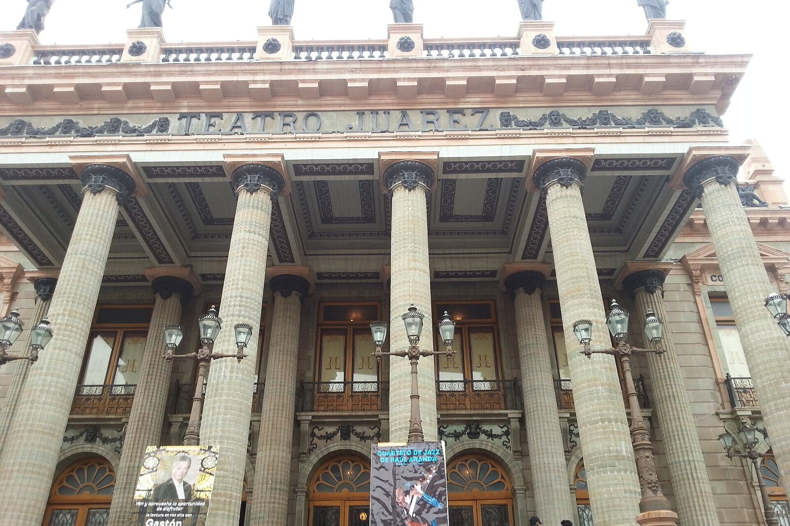 Fassade des Teatro Juárez mit Säulen und bronzenen Musen.