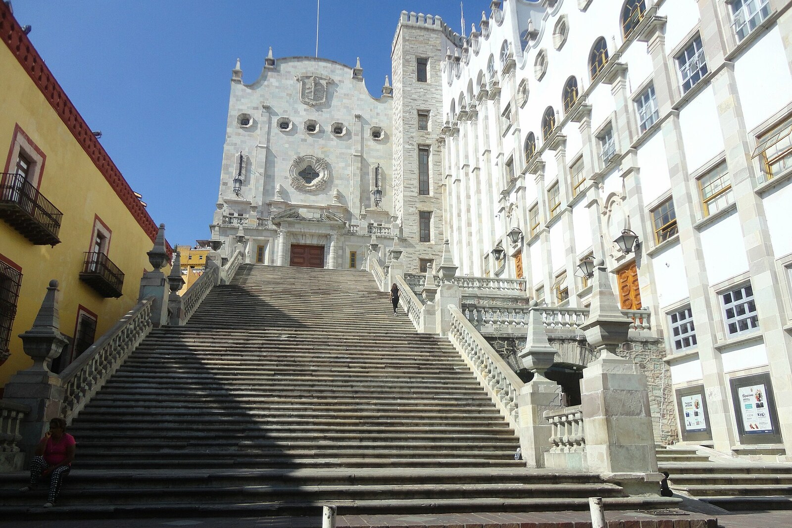 The broad staircase of the University of Guanajuato and the white facade of the central building.