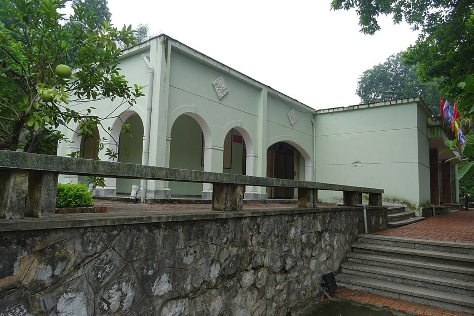 The yellow, one-story command-house building of House 67 in the Imperial Citadel of Thang Long