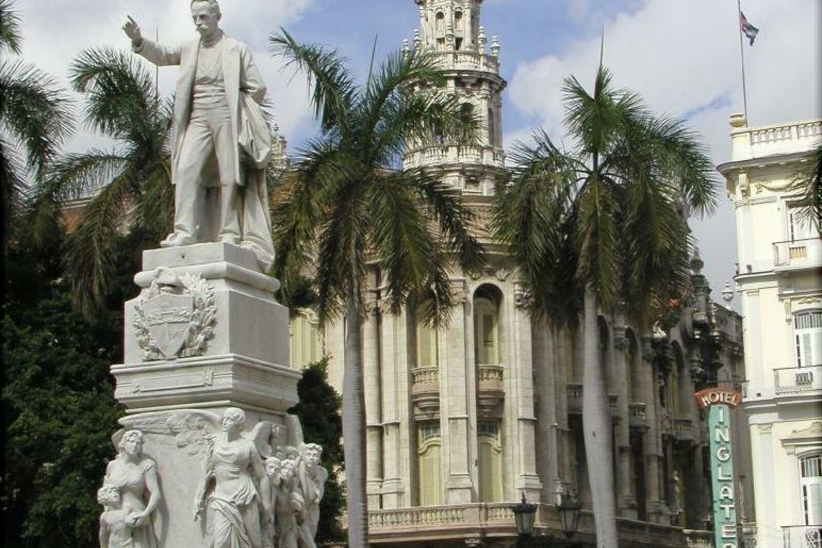 Estatua de José Martí en el Parque Central y palmeras a su alrededor
