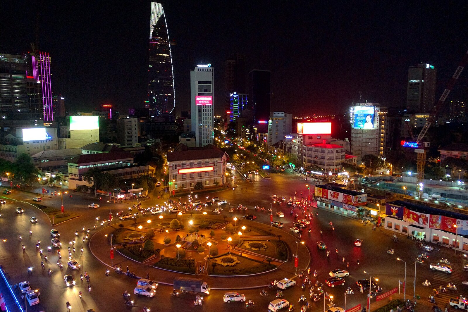 Night view of Quách Thị Trang Square and the traffic circle in front of Bến Thành Market