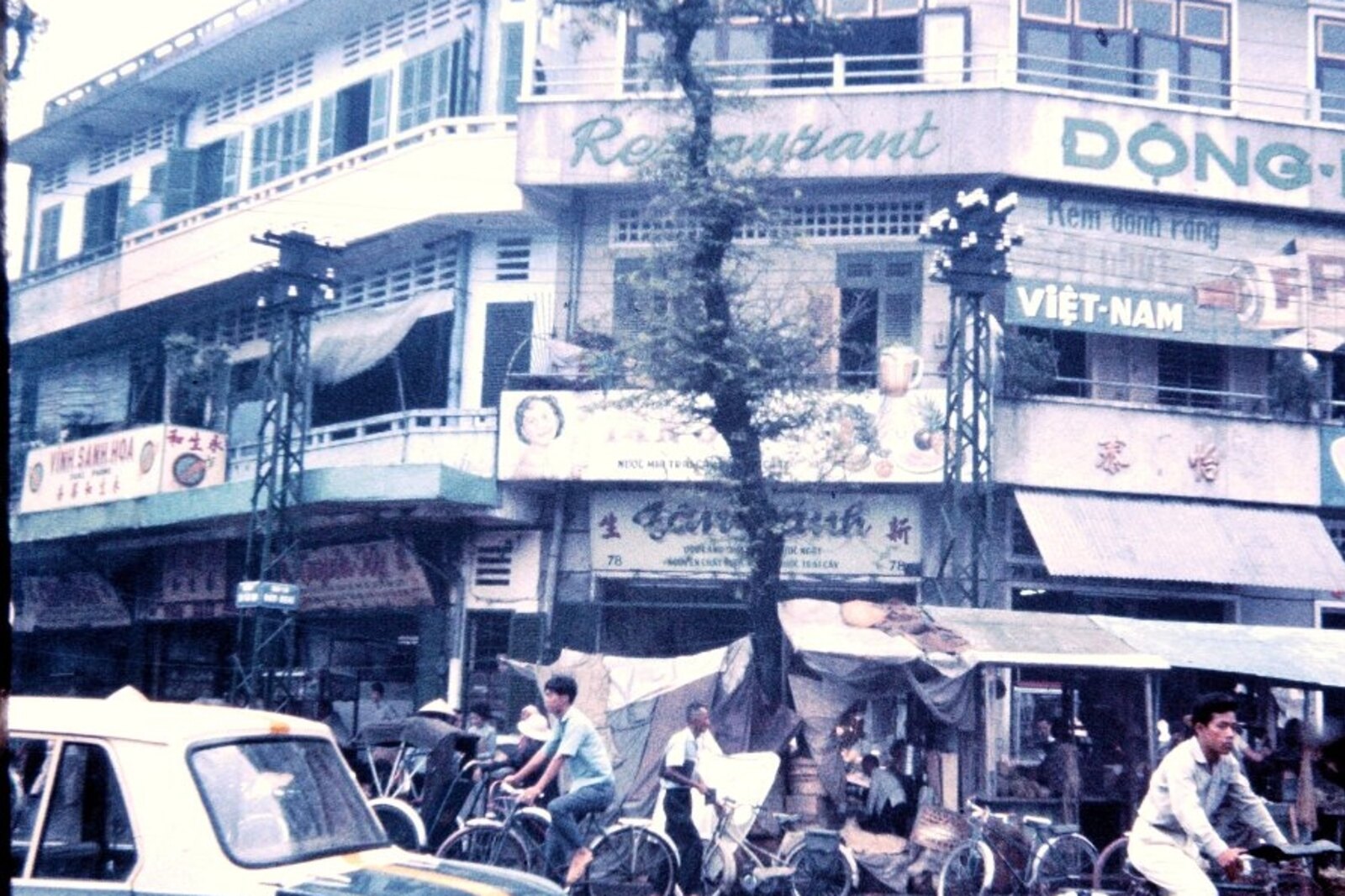 Historical photograph of the old market at the corner of Hàm Nghi and Tôn Thất Đạm Street in Saigon, 1966