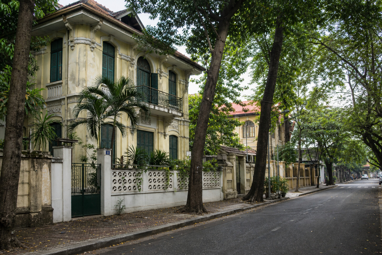 Generated editorial cover: a shady District 3 street with a villa behind a fence, introducing a route about memory, private homes, and everyday city life.