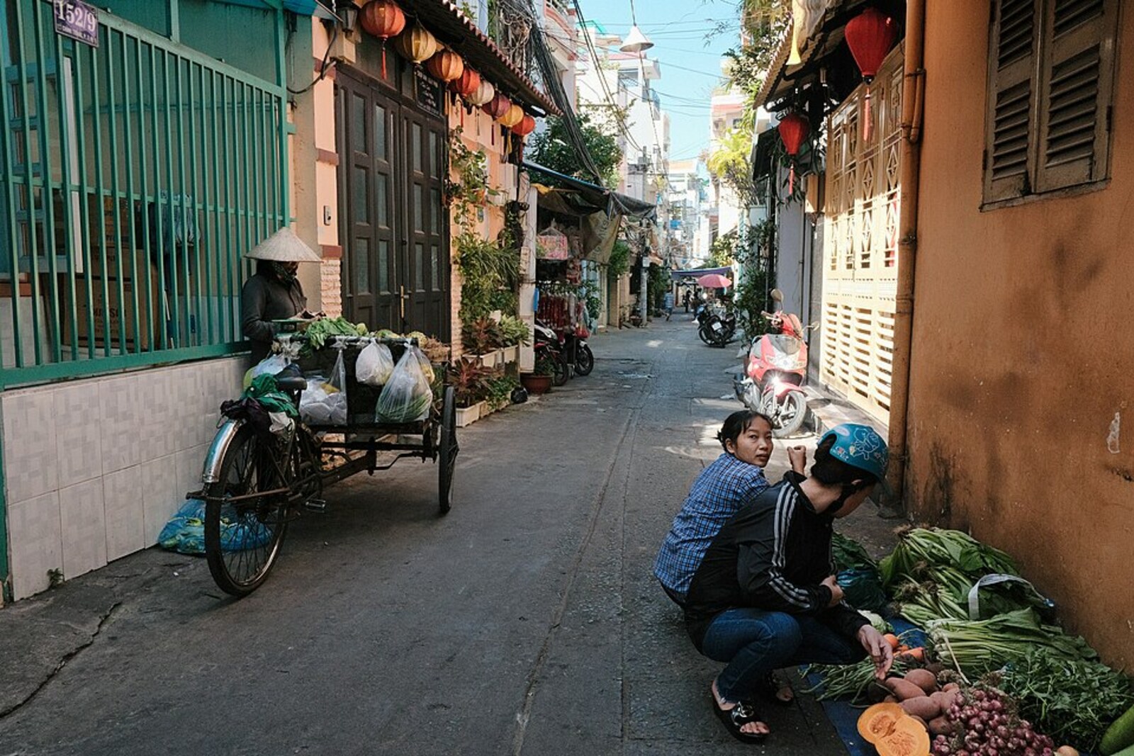 An alley in District 3: the real urban setting for a hidden weapons cellar, not a photo of the entrance or interior of the cellar.