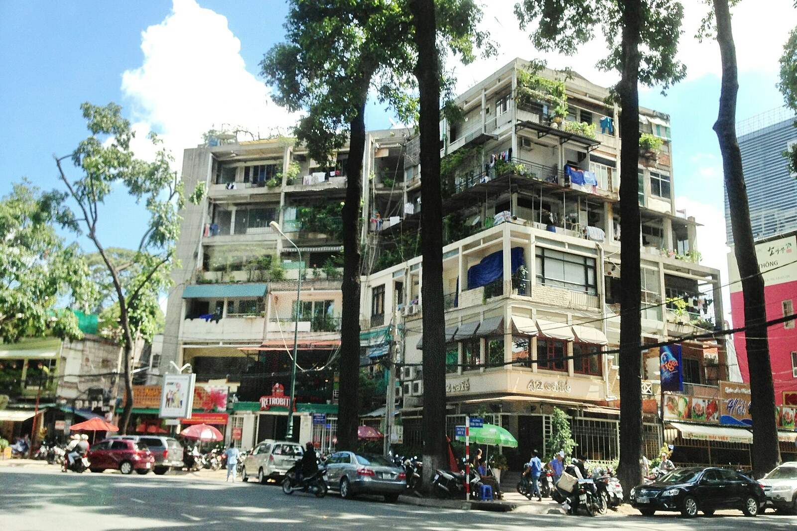 Straße und Wohngebäude rund um den Kreis des Schildkrötensees im Distrikt 3 von Ho-Chi-Minh-Stadt.