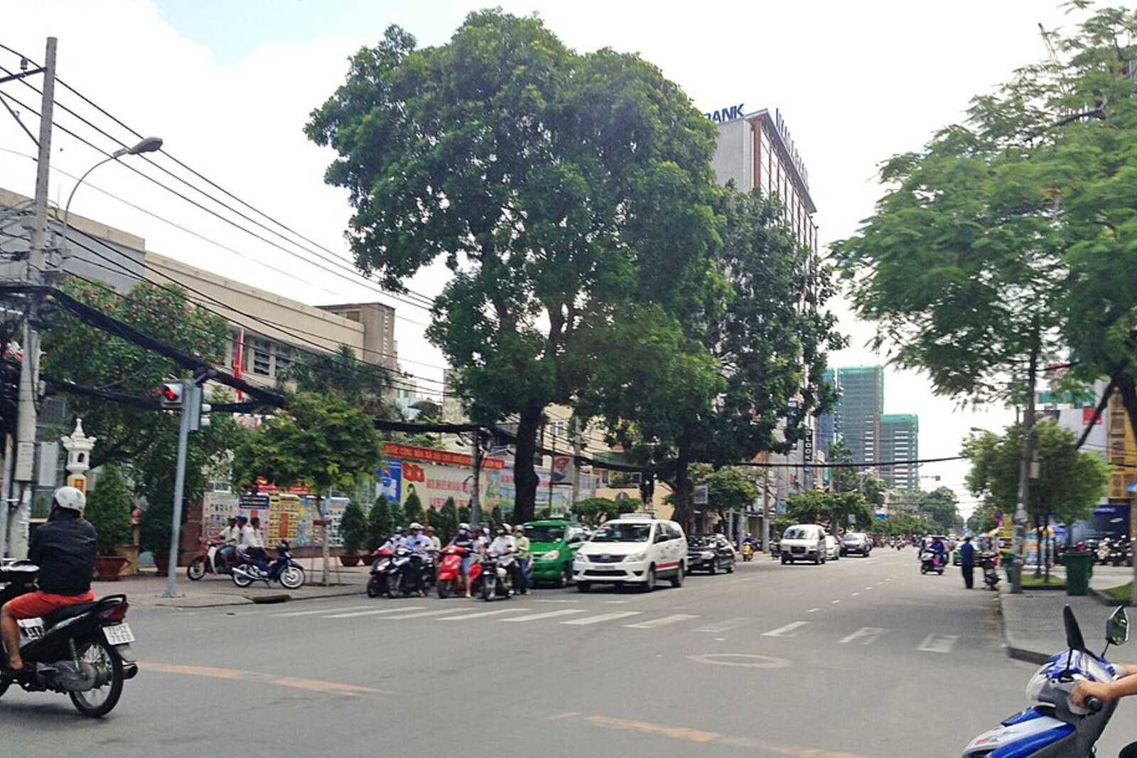 The intersection of Nguyễn Đình Chiểu Street and Cách Mạng Tháng Tám Street: the setting of the Thích Quảng Đức Memorial, without a close-up of the modern sculpture.