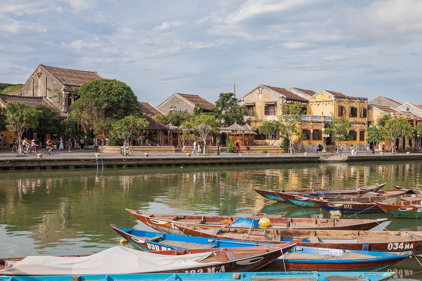 Paseo ribereño de Hội An con barcas y antiguas construcciones comerciales.