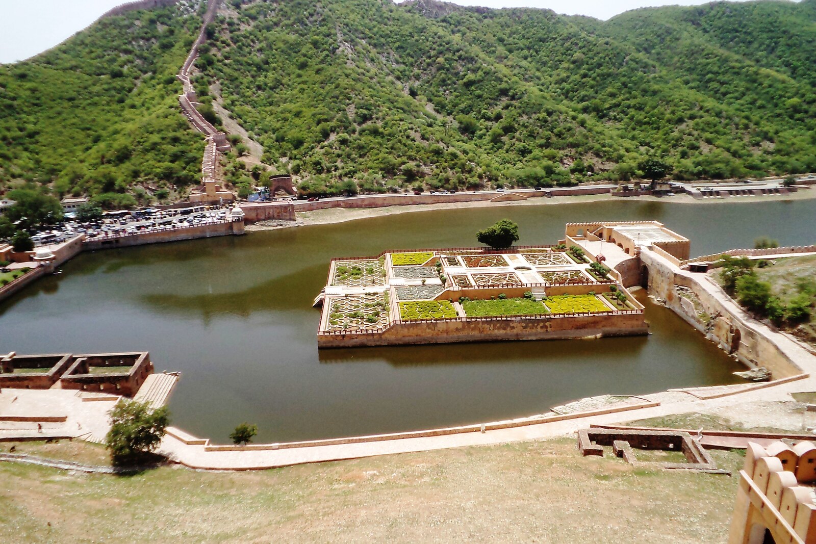 Le lac Maota et le jardin près du fort d’Amber