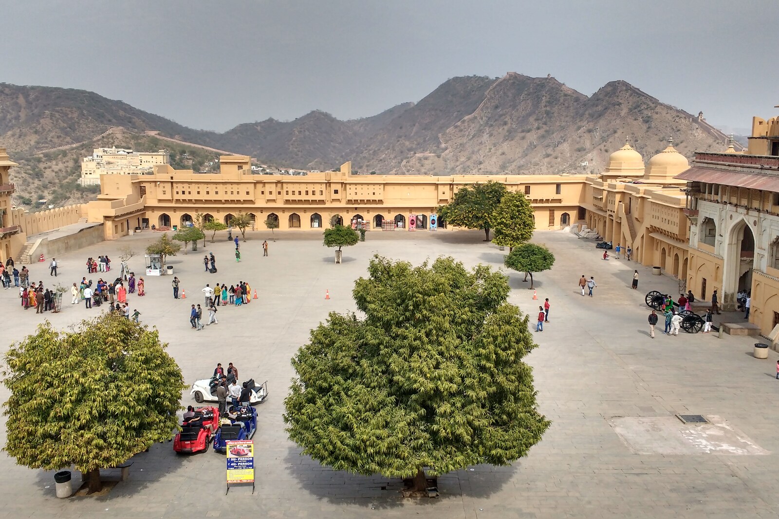 Der weite Jaleb Chowk mit Arkaden und Eingangstoren.