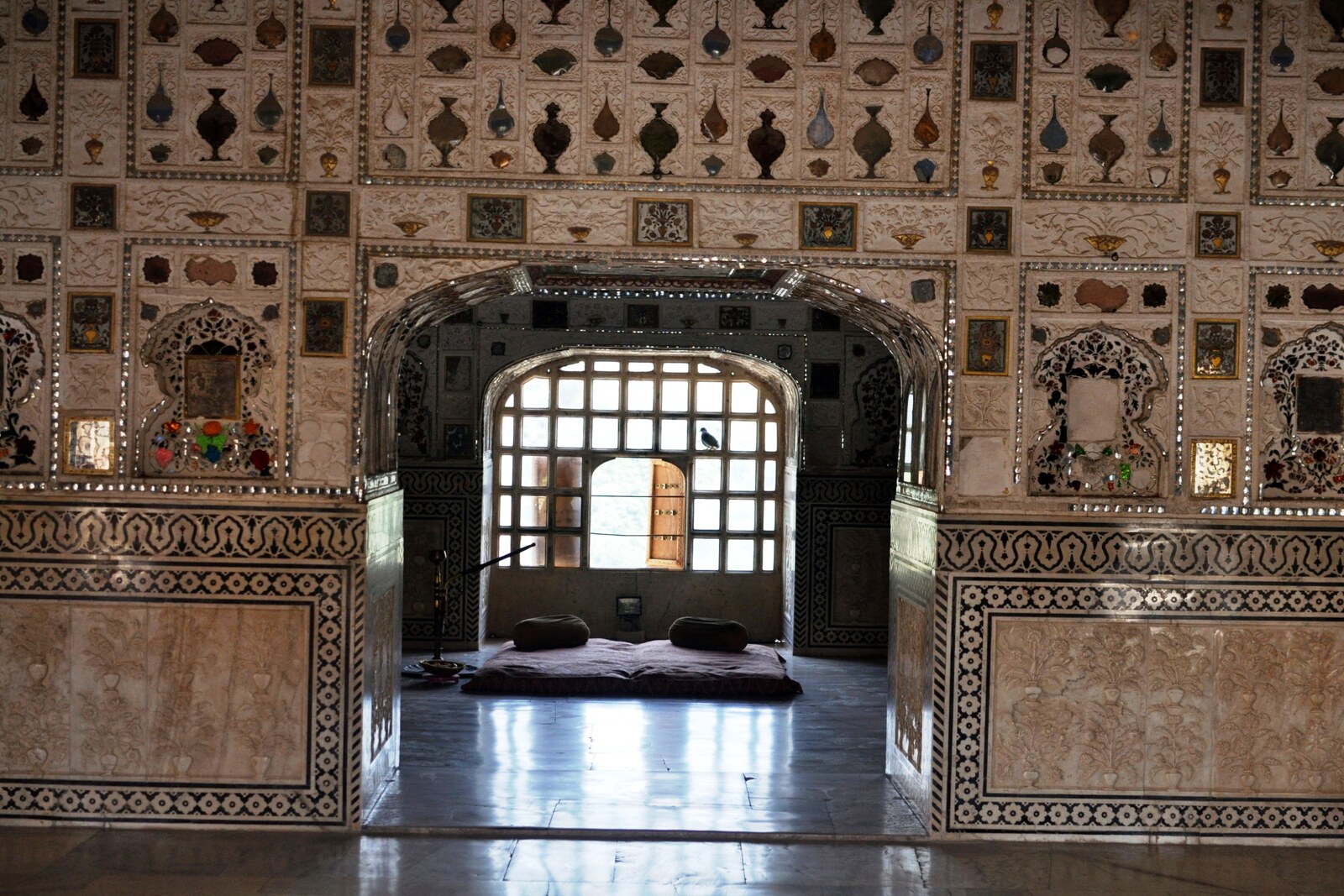 Intérieur du Sheesh Mahal avec des murs et des voûtes couverts de miroirs.