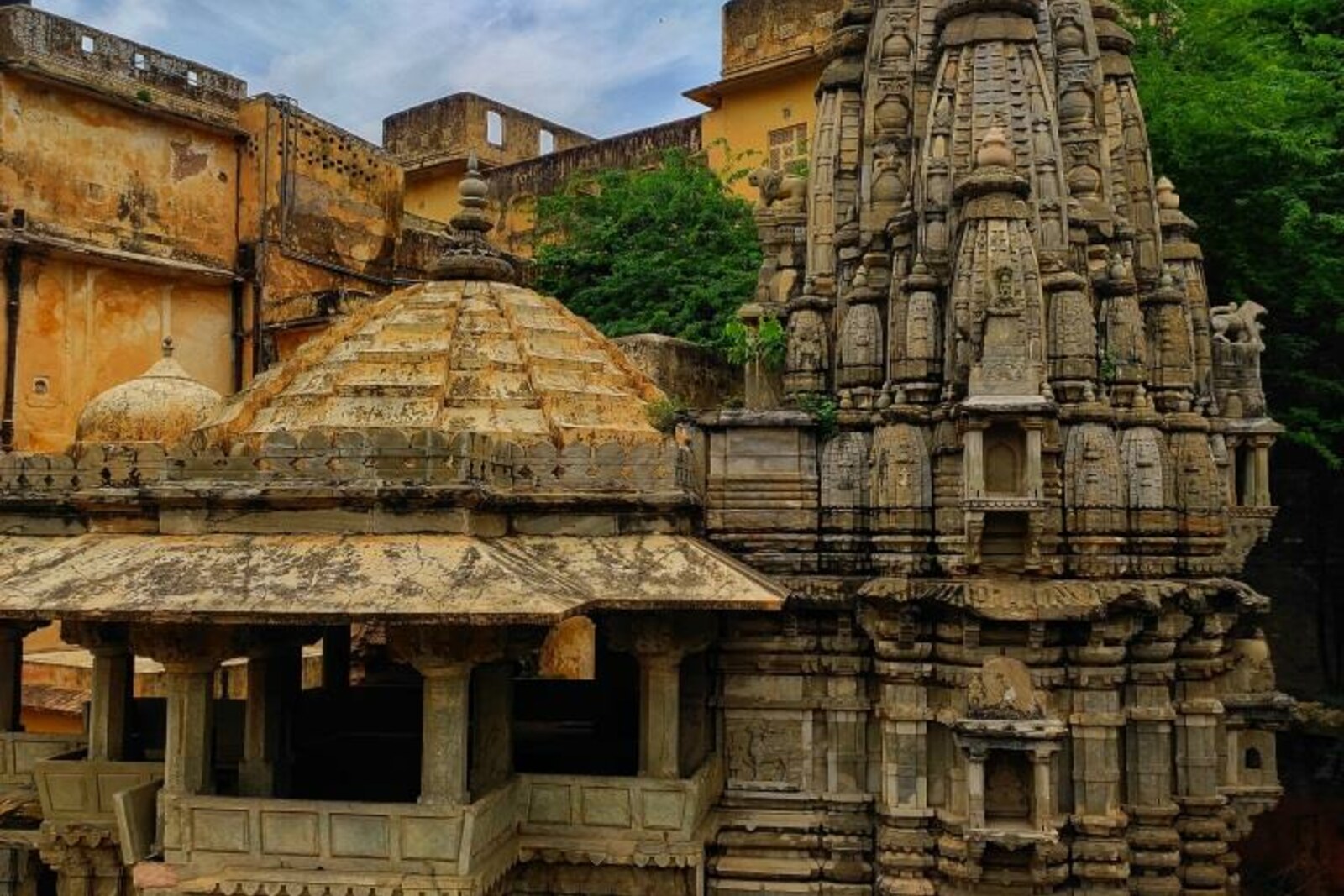 Le temple Jagat Shiromani sur fond de maisons voisines et de collines.