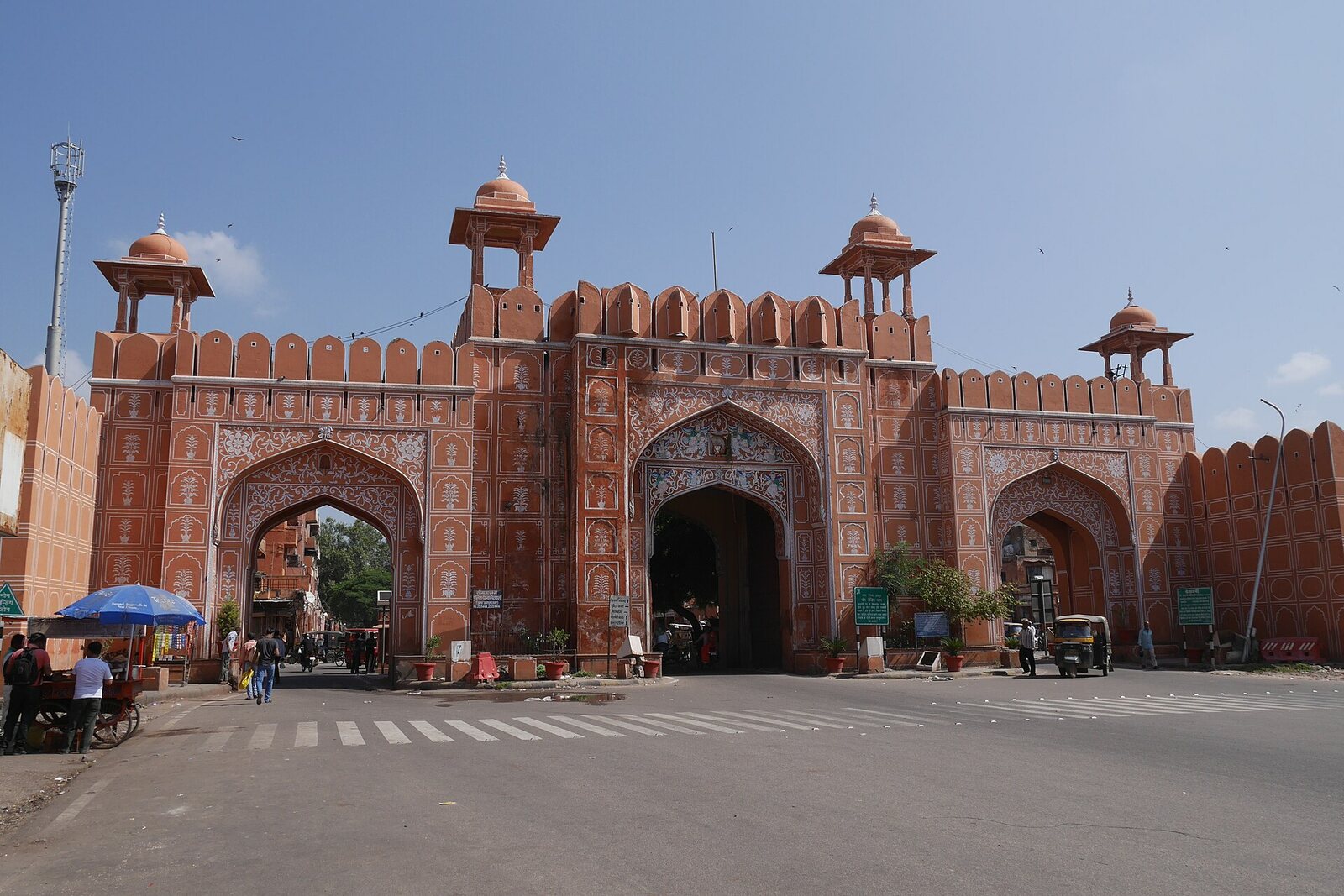 Ajmeri Gate with three pink arches at the entrance to old Jaipur.