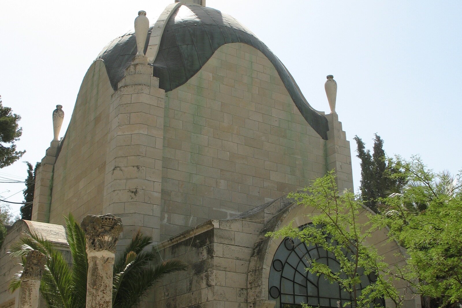 The dome-shaped Church of Dominus Flevit with a cross, against the backdrop of Jerusalem