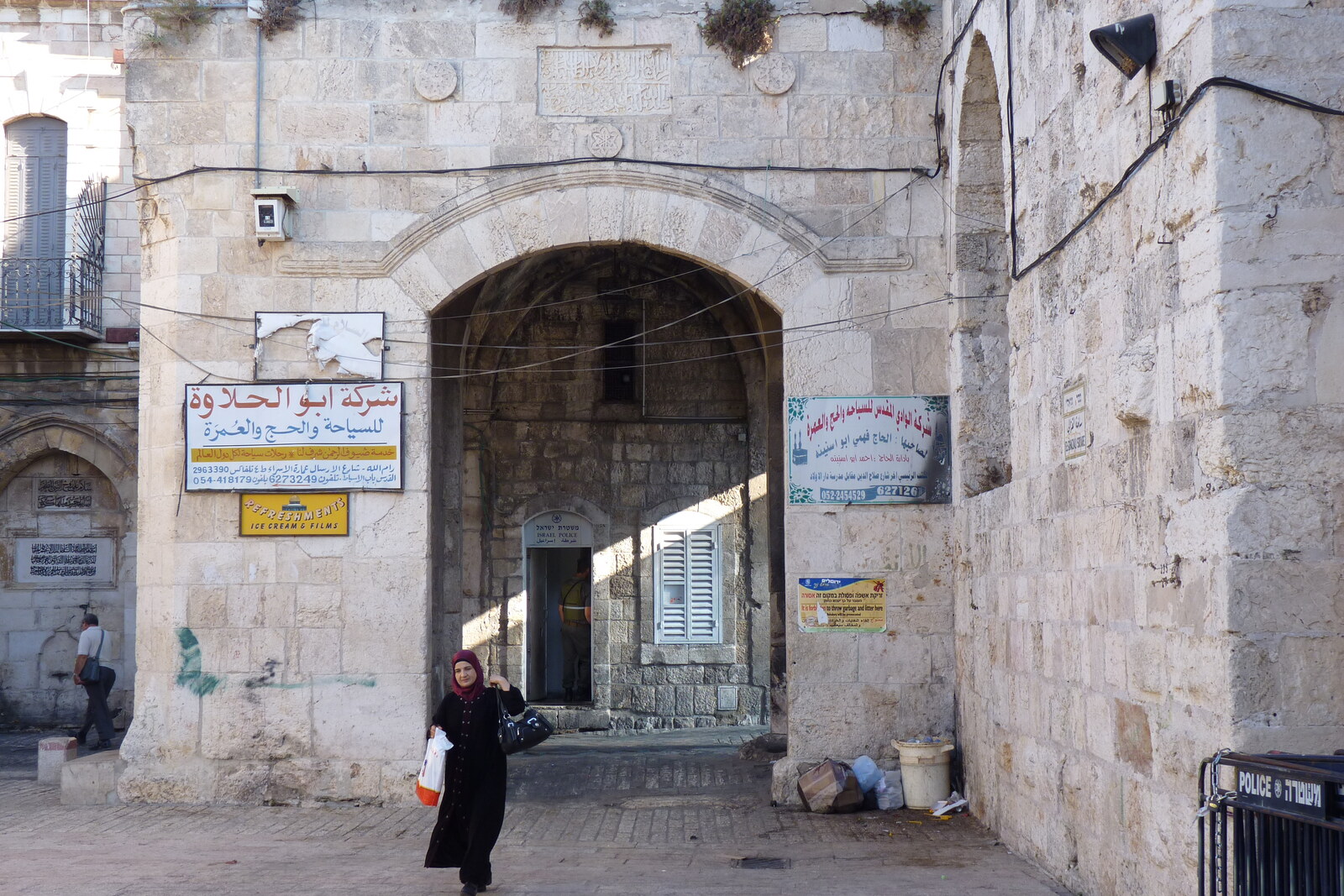 Das steinerne Löwentor Jerusalems mit geschnitzten Löwen über dem Bogen