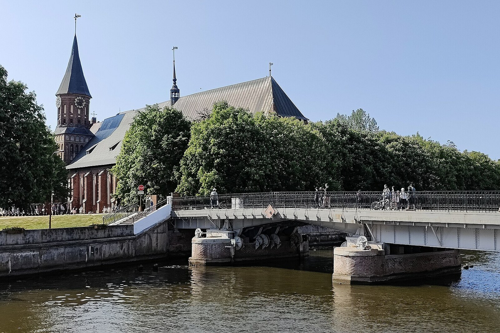The brick Königsberg Cathedral on green Kant Island.