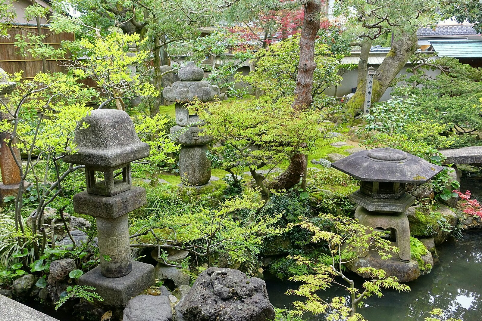 Der Garten des Nomura-ke mit Wasser, Steinen und Grünpflanzen.