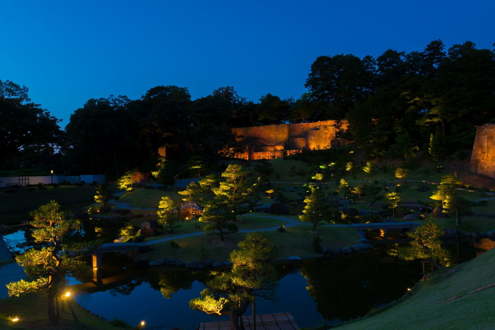 Gyokusen'inmaru Garden with water, stones, and green relief.