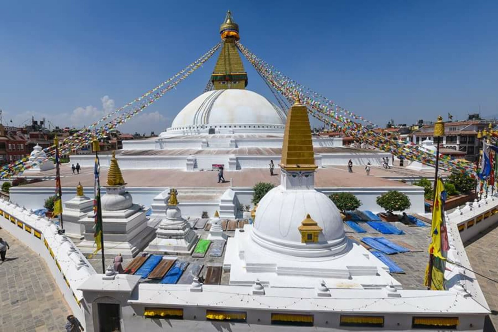 La stupa blanche de Boudhanath, avec sa flèche dorée et les yeux du Bouddha