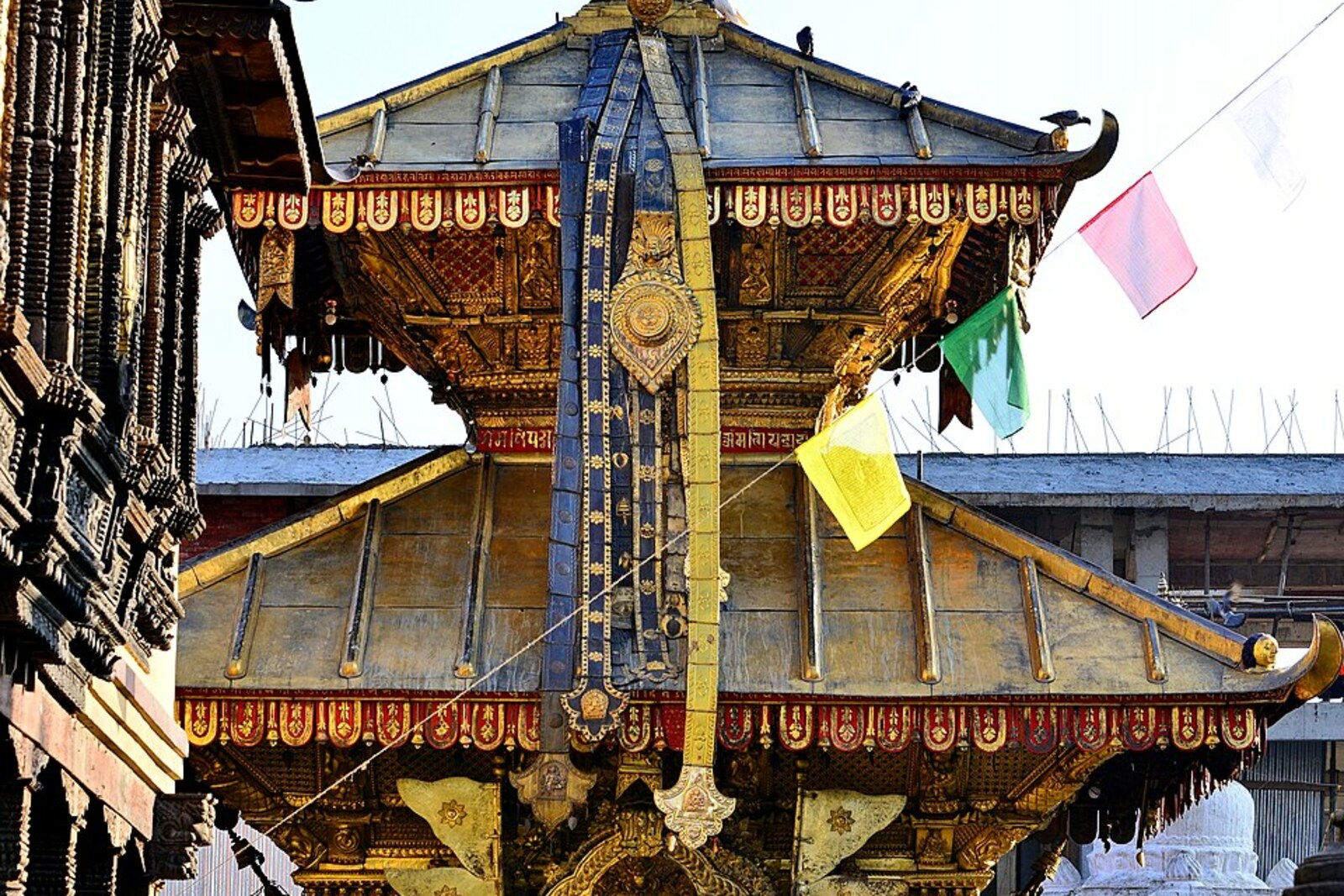 Haritis Pagodentempel mit grünem Dach und Menschen, die am Eingang stehen.
