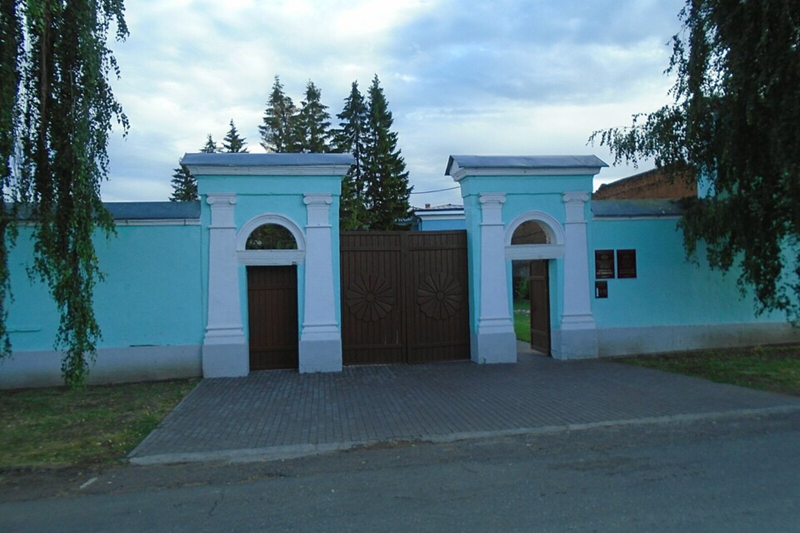 The light-colored facade of the Ivan Shishkin House Museum in Yelabuga