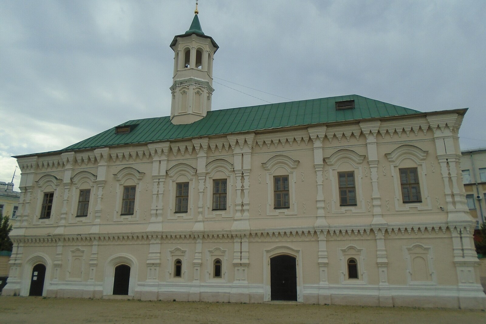Apanaevskaya Mosque: a light-colored facade and a tall minaret above Qayum Nasiri Street.