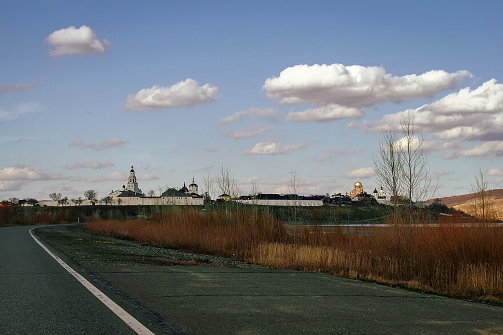 Road and approach to the island of Sviyazhsk above the water