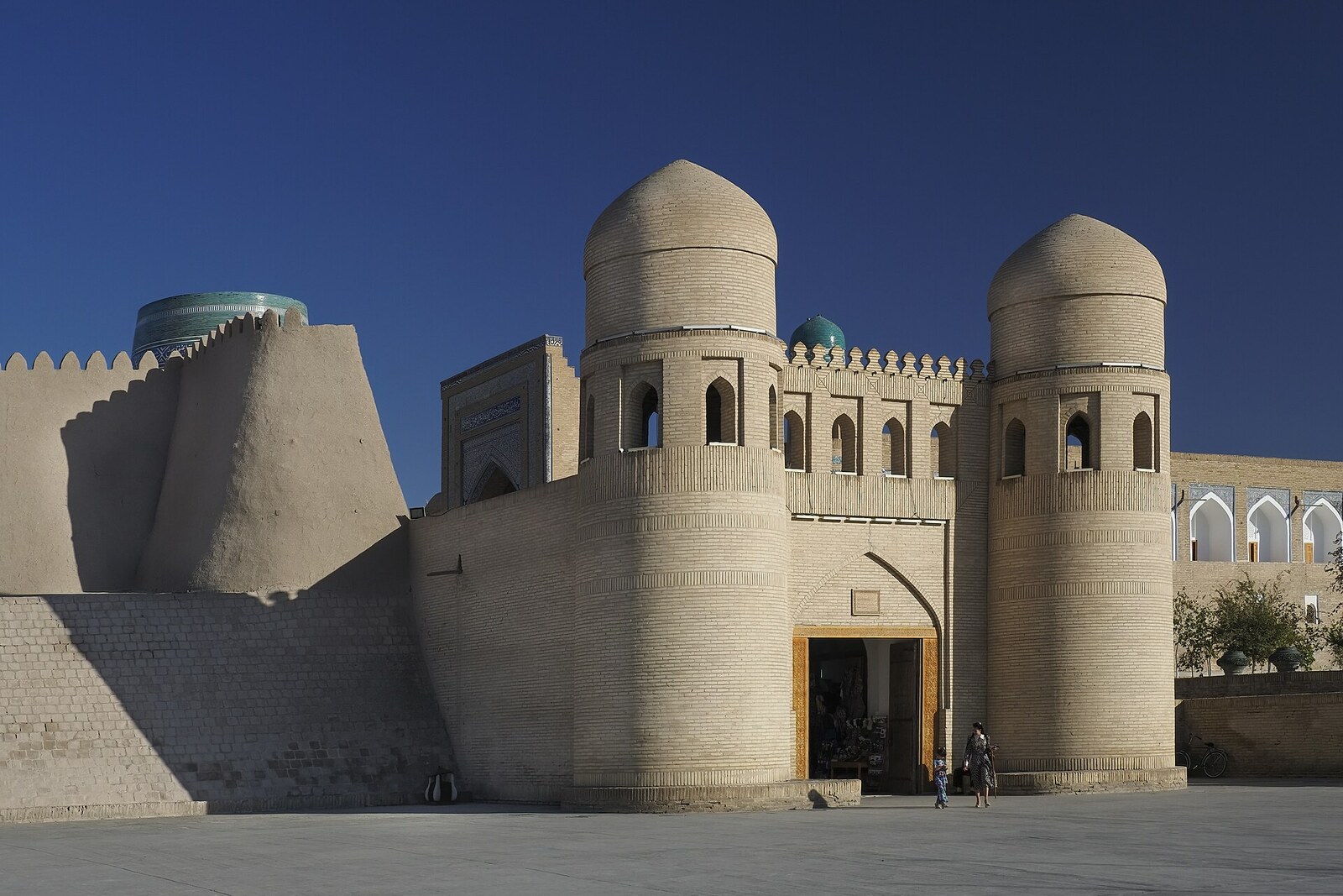 The western Ata Darwaza gate between two towers and the mud-brick walls of Itchan Kala.