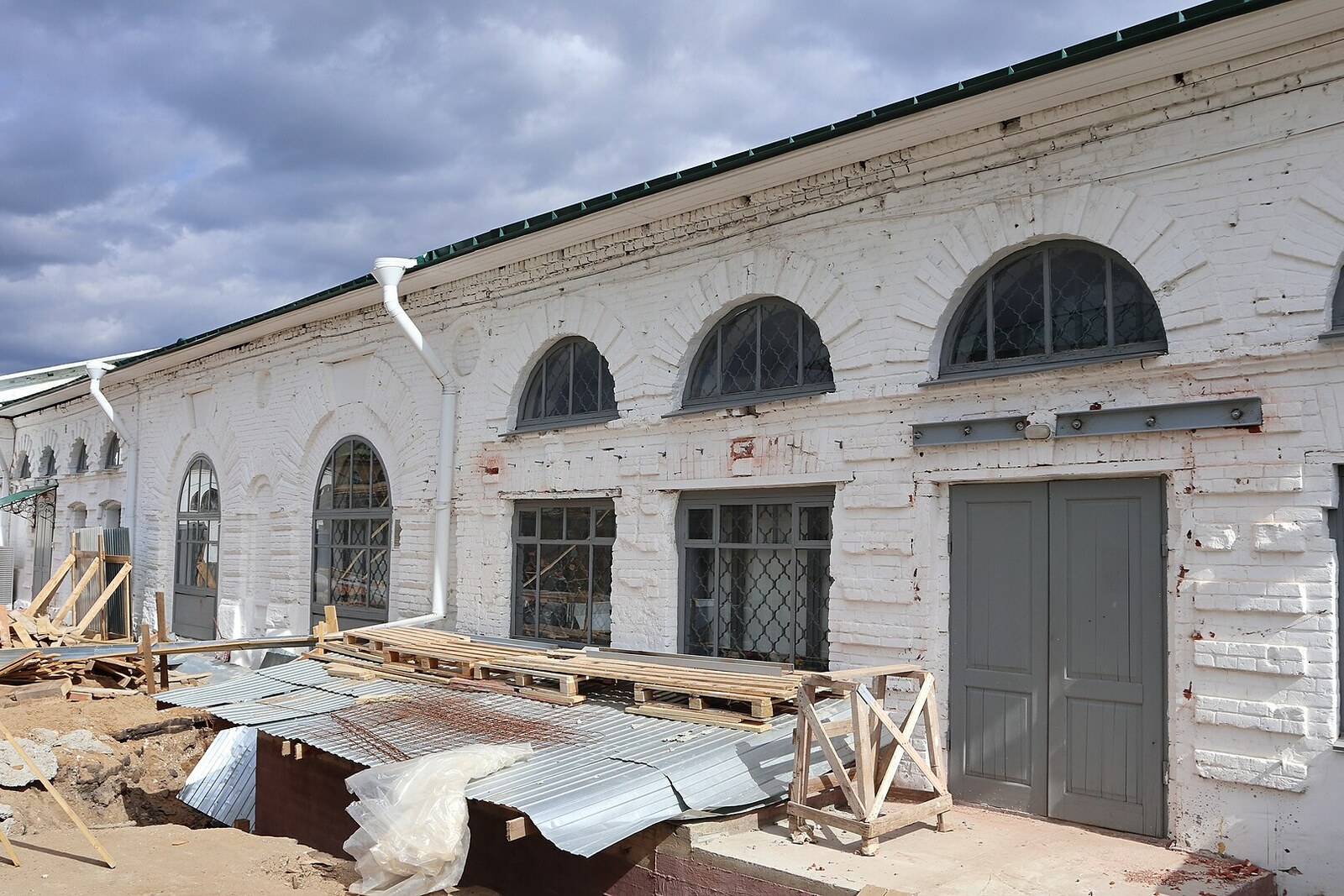 The arcades of the Red Rows in Kostroma.