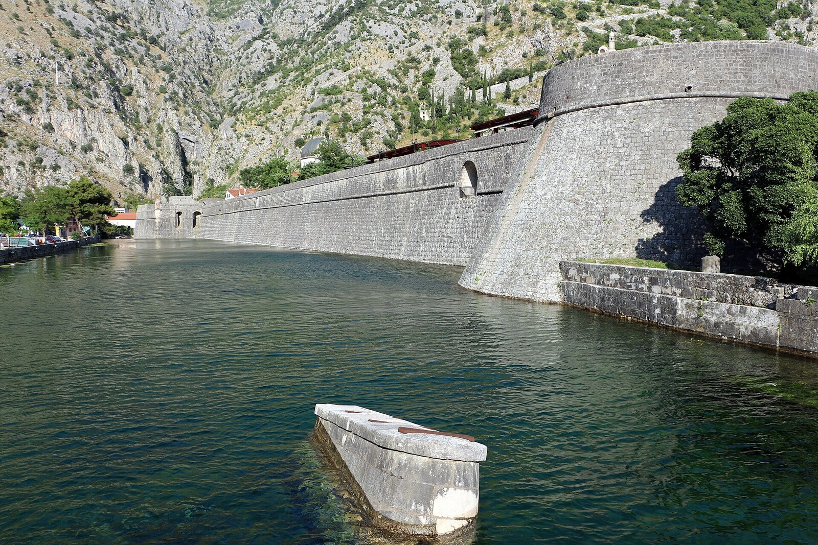 The rounded Campana Bastion and the city wall above the water.