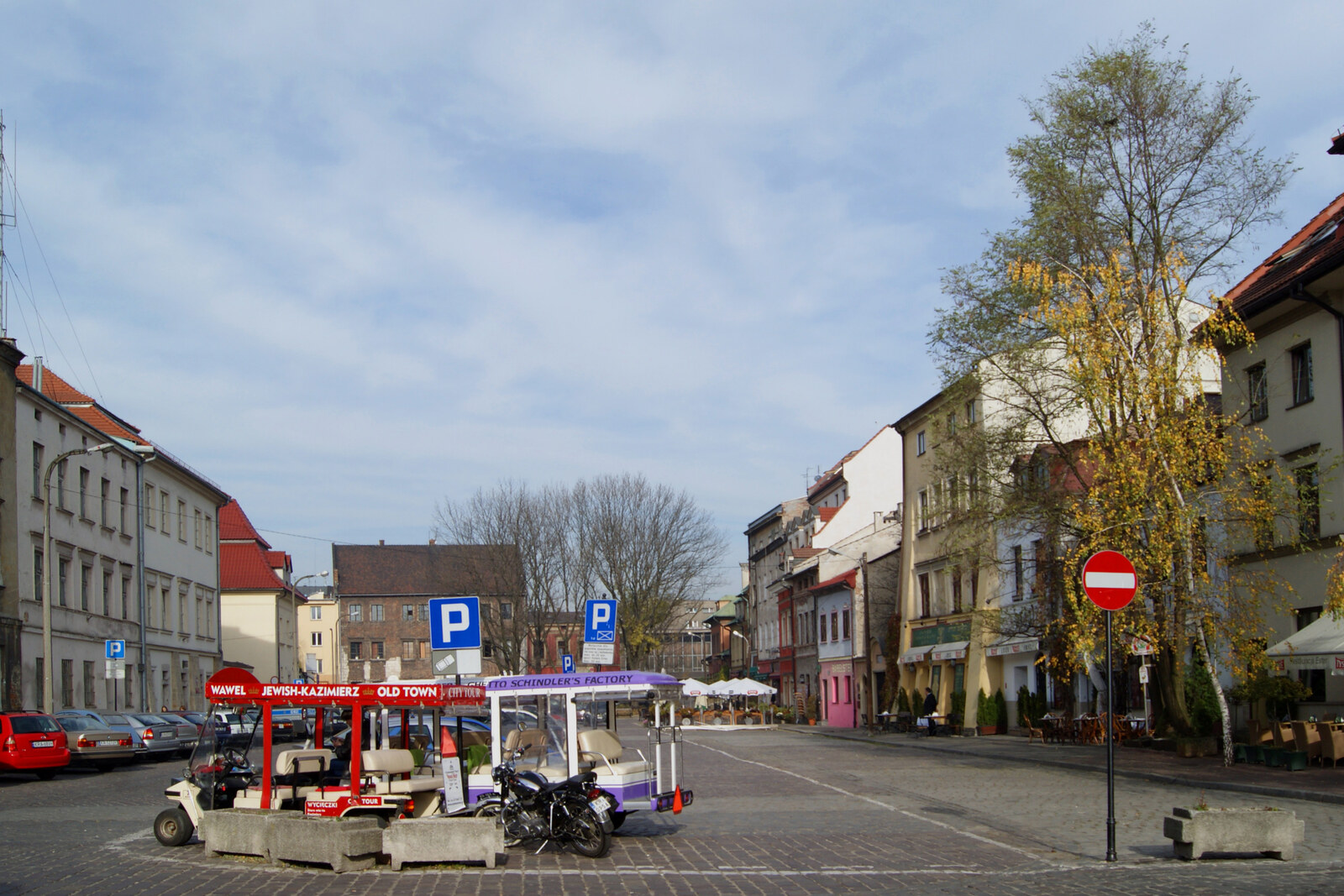Szeroka Street in Kazimierz, with stone houses and synagogues on both sides