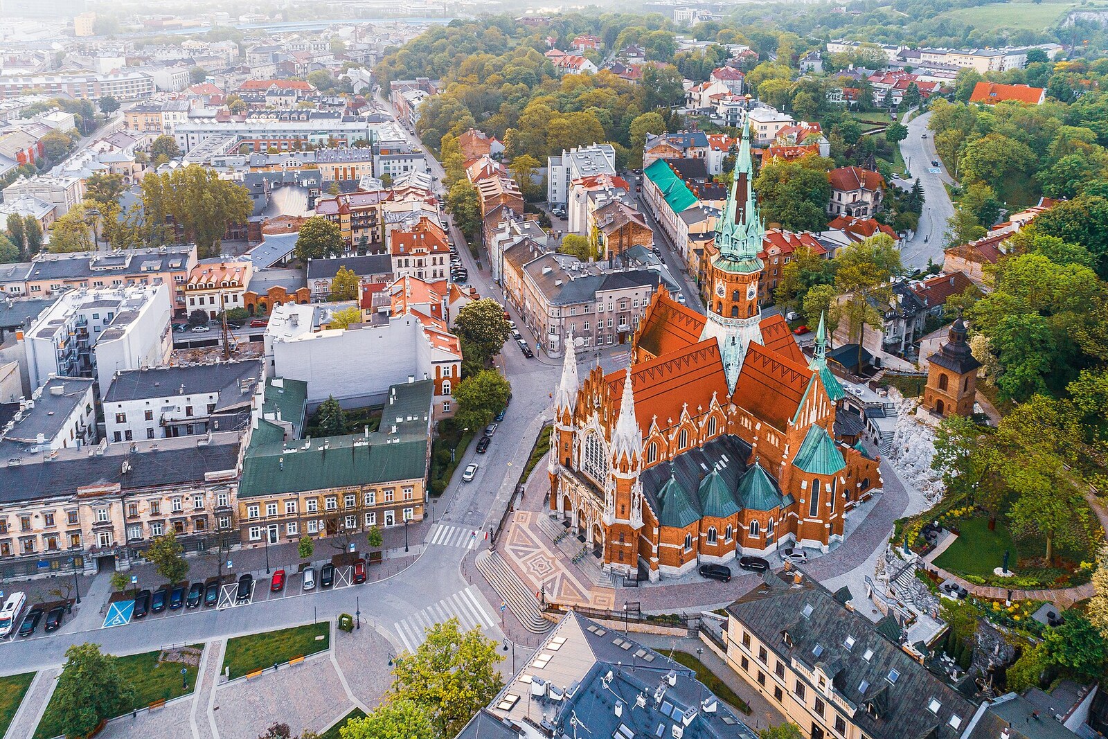 La haute flèche néogothique de l’église Saint-Joseph, vue du ciel.
