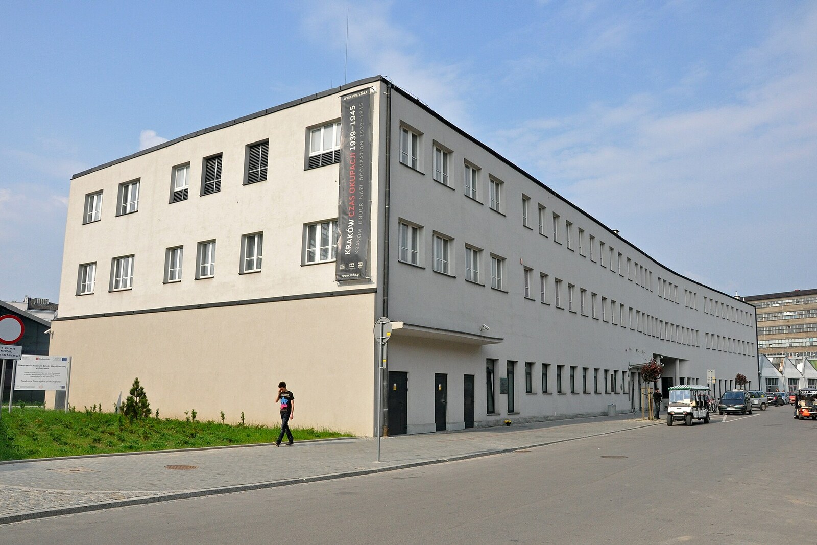 Edificio gris de la antigua fábrica con la inscripción «Muzeum».