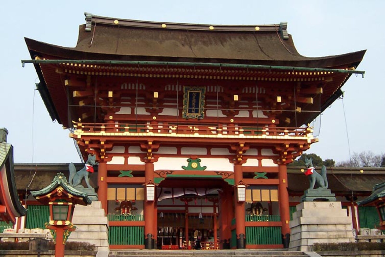 Zweigeschossiges Rōmon – Eingang zum Gelände des Heiligtums