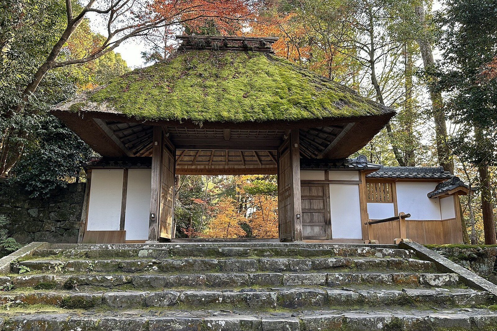The moss-covered gate of Honen-in, with white sand mounds