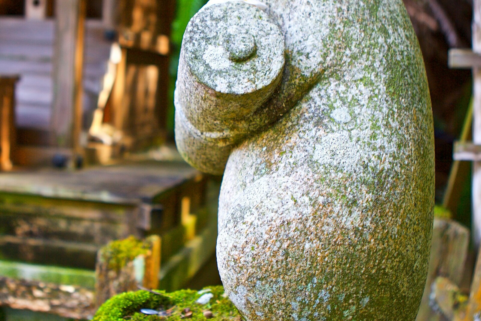A stone mouse and lantern at Otoyo Shrine