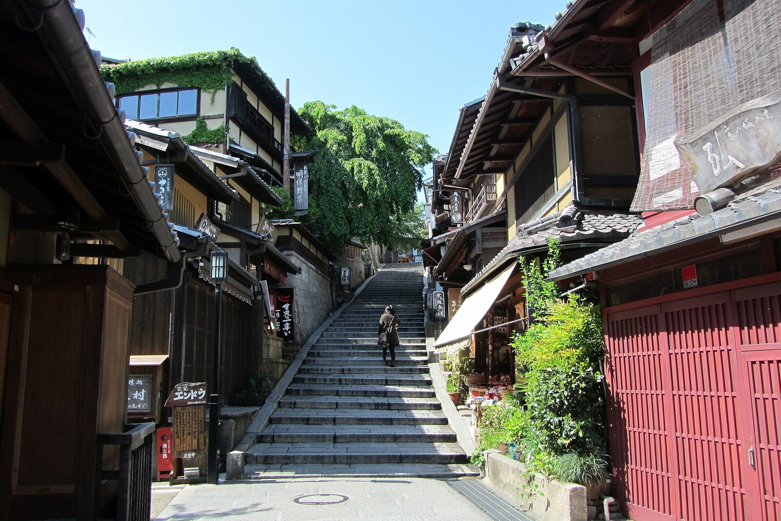 Die Treppe von Sannen-zaka zwischen traditionellen Holzhäusern im südlichen Higashiyama.