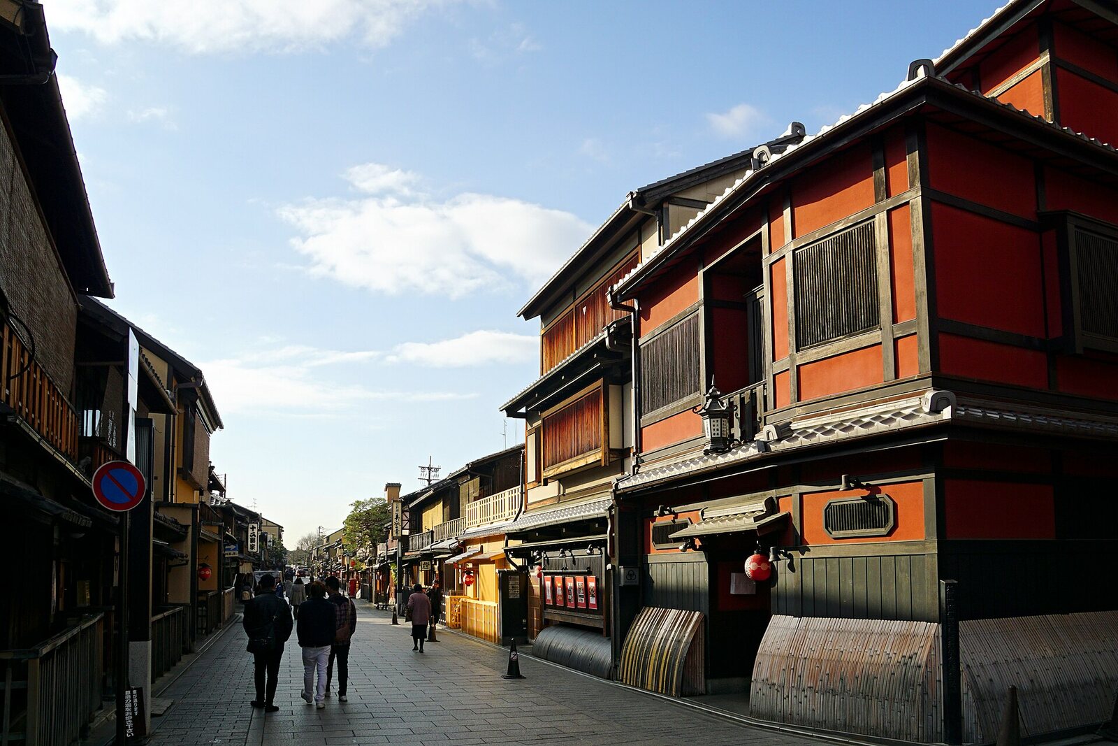 Hanamikoji-dōri en Gion, con fachadas de madera y luz vespertina.