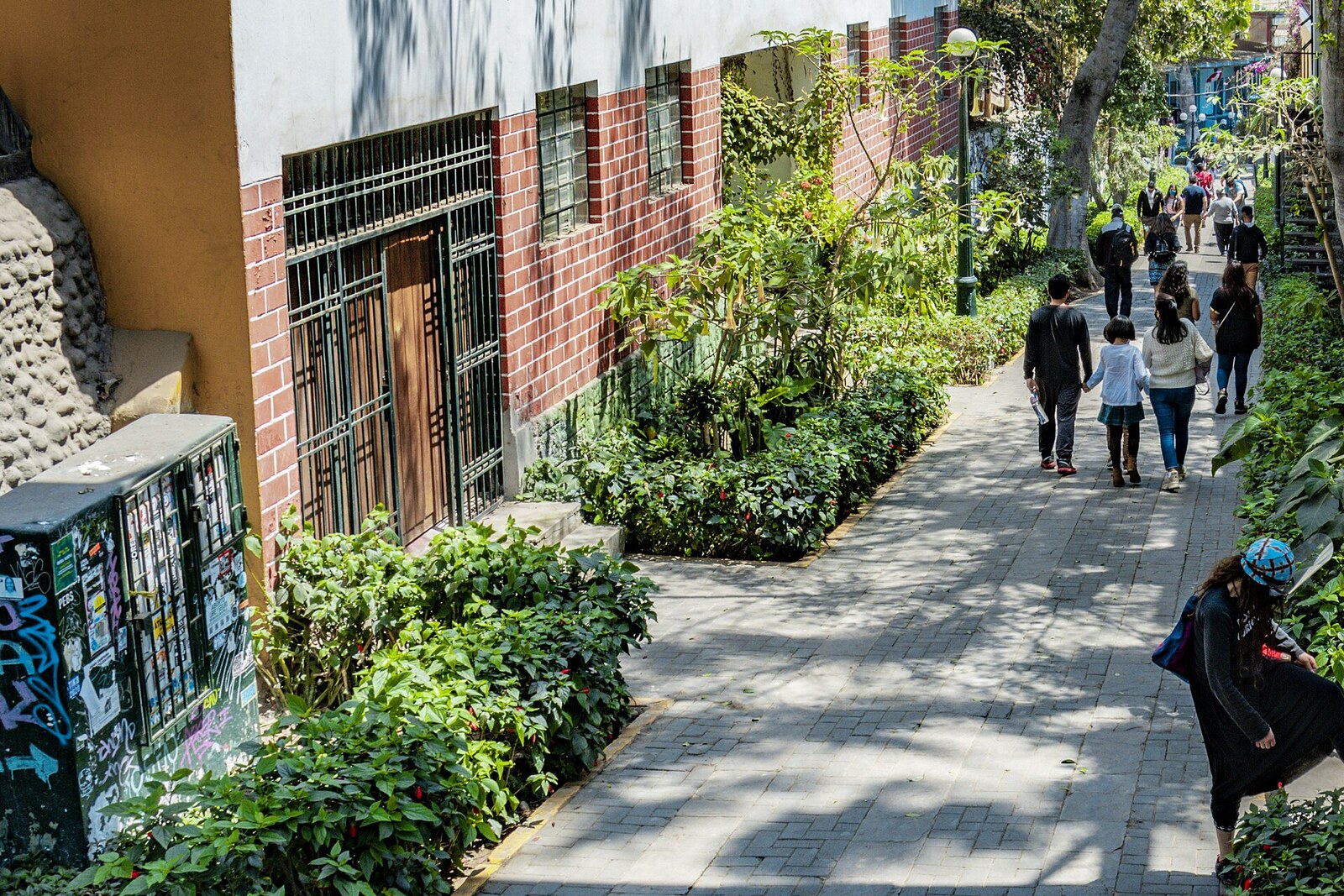 The narrow Bajada de Baños descent, with stone stairways, ficus trees, and historic houses
