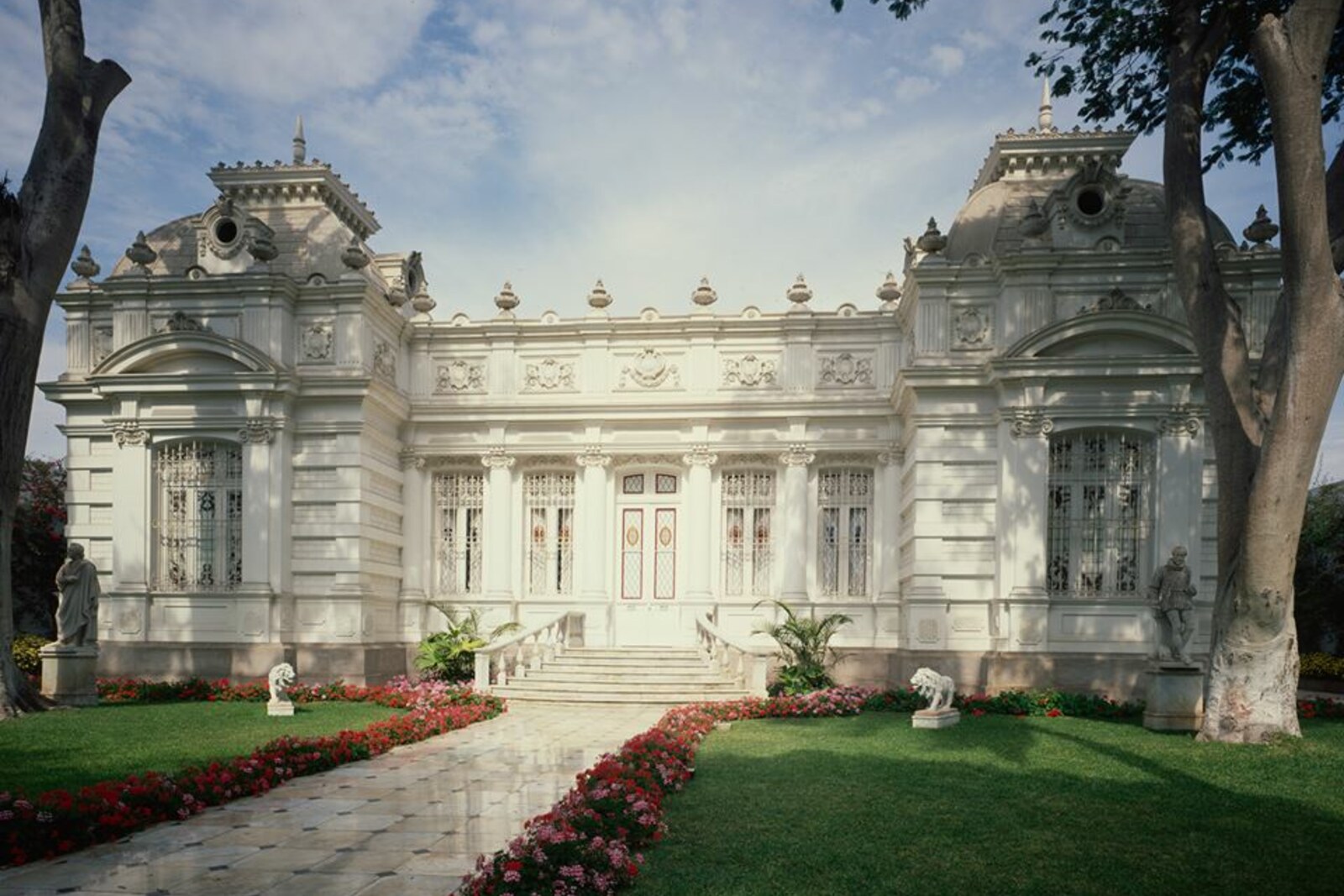 Facade of the Pedro de Osma Museum—a white eclectic-style mansion with columns and a garden