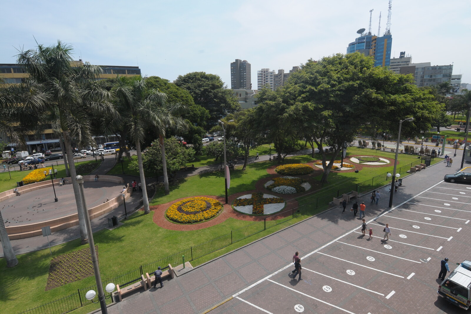 Paths and flowering flowerbeds in Kennedy Park